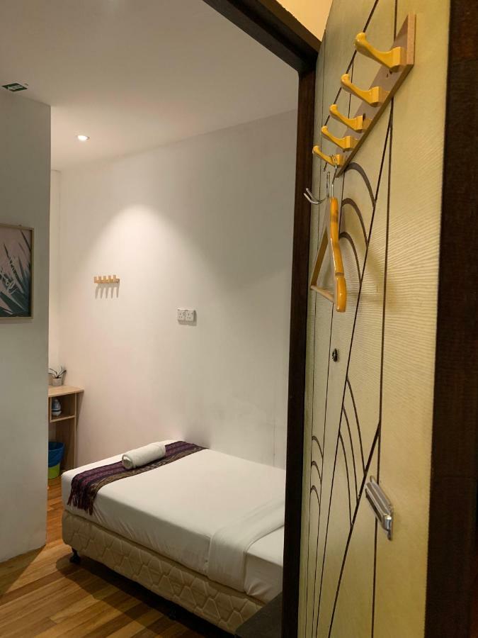 My Place Hotel & Lodge Кучинг Экстерьер фото
